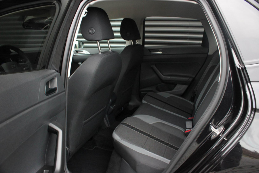 Volkswagen Polo 1.0 TSI 110PK DSG R-LINE / FULL BLACK / VERLAGINGSVEREN / APPLE CARPLAY / LED KOPLAMPEN / DIGITAL DASCH / MAXTON