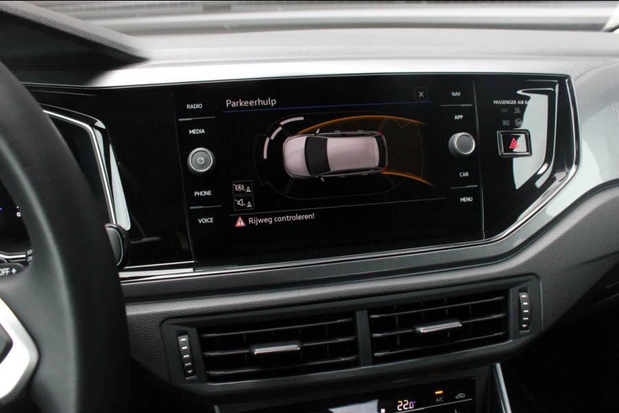 Volkswagen Polo 1.0 TSI 110PK DSG R-LINE / FULL BLACK / VERLAGINGSVEREN / APPLE CARPLAY / LED KOPLAMPEN / DIGITAL DASCH / MAXTON
