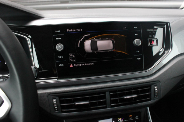 Volkswagen Polo 1.0 TSI 110PK DSG R-LINE / FULL BLACK / VERLAGINGSVEREN / APPLE CARPLAY / LED KOPLAMPEN / DIGITAL DASCH / MAXTON
