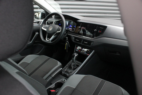 Volkswagen Polo 1.0 TSI 110PK DSG R-LINE / FULL BLACK / VERLAGINGSVEREN / APPLE CARPLAY / LED KOPLAMPEN / DIGITAL DASCH / MAXTON