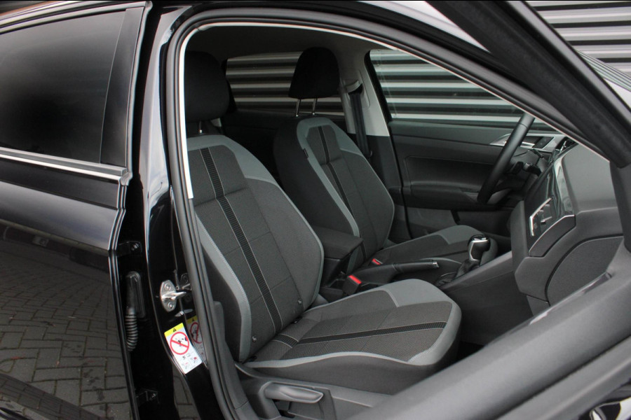Volkswagen Polo 1.0 TSI 110PK DSG R-LINE / FULL BLACK / VERLAGINGSVEREN / APPLE CARPLAY / LED KOPLAMPEN / DIGITAL DASCH / MAXTON