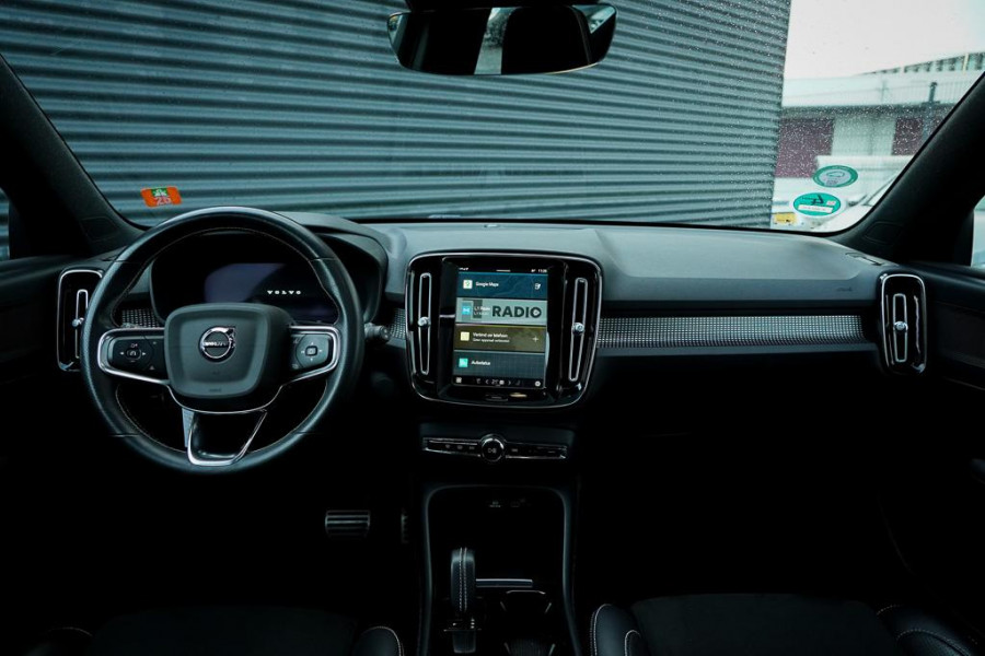 Volvo XC40 Recharge P8 AWD R-Design / Pano / Trehkaak / 19'' / Incl BTW