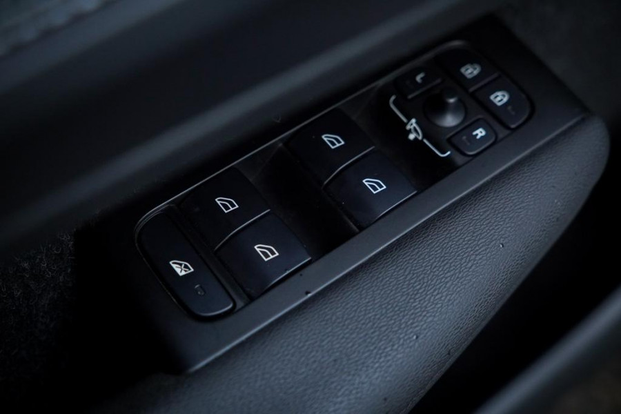 Volvo XC40 Recharge P8 AWD R-Design / Pano / Trehkaak / 19'' / Incl BTW