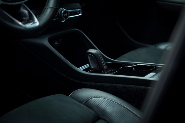 Volvo XC40 Recharge P8 AWD R-Design / Pano / Trehkaak / 19'' / Incl BTW