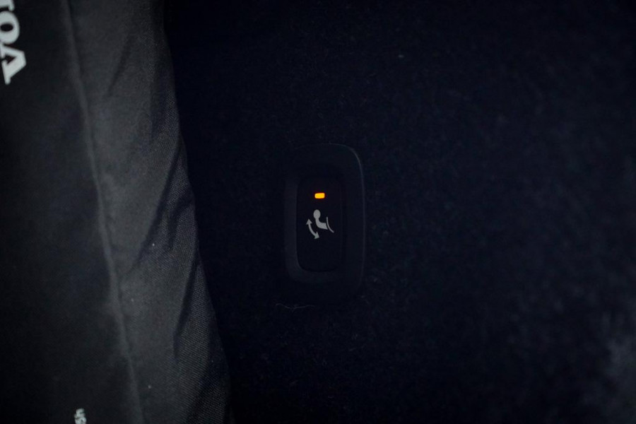 Volvo XC40 Recharge P8 AWD R-Design / Pano / Trehkaak / 19'' / Incl BTW