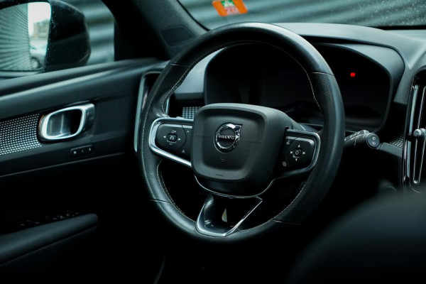 Volvo XC40 Recharge P8 AWD R-Design / Pano / Trehkaak / 19'' / Incl BTW