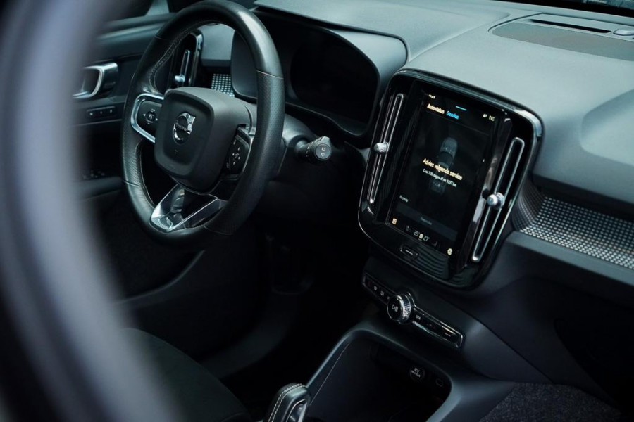 Volvo XC40 Recharge P8 AWD R-Design / Pano / Trehkaak / 19'' / Incl BTW