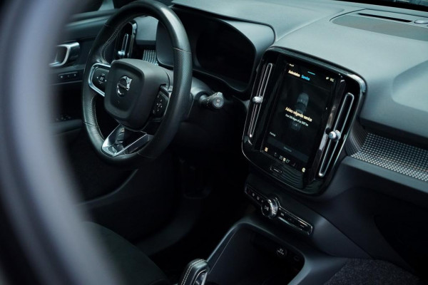 Volvo XC40 Recharge P8 AWD R-Design / Pano / Trehkaak / 19'' / Incl BTW