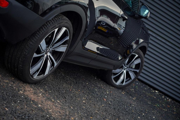 Volvo XC40 Recharge P8 AWD R-Design / Pano / Trehkaak / 19'' / Incl BTW