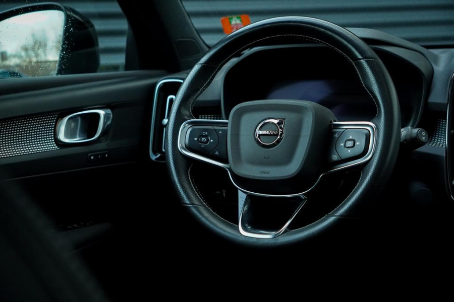 Volvo XC40 Recharge P8 AWD R-Design / Pano / Trehkaak / 19'' / Incl BTW