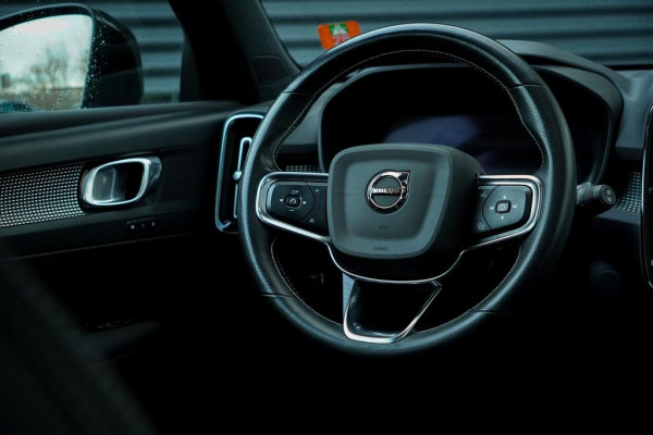 Volvo XC40 Recharge P8 AWD R-Design / Pano / Trehkaak / 19'' / Incl BTW