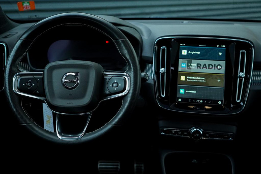 Volvo XC40 Recharge P8 AWD R-Design / Pano / Trehkaak / 19'' / Incl BTW