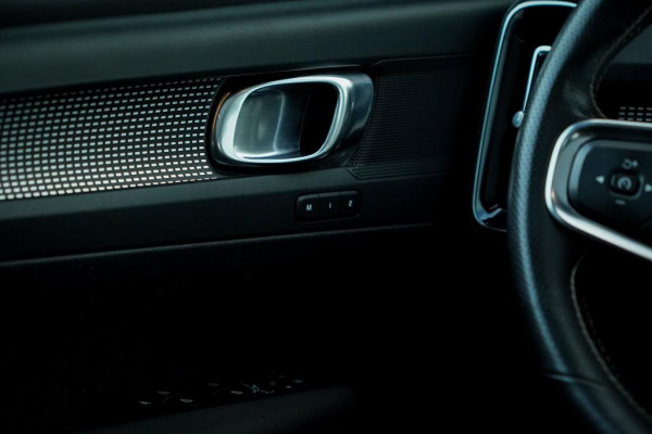 Volvo XC40 Recharge P8 AWD R-Design / Pano / Trehkaak / 19'' / Incl BTW