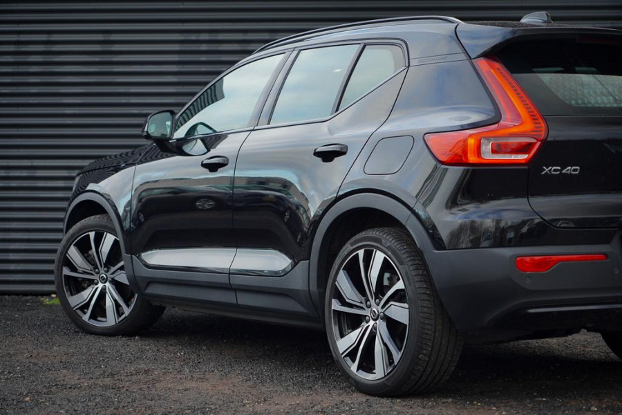 Volvo XC40 Recharge P8 AWD R-Design / Pano / Trehkaak / 19'' / Incl BTW