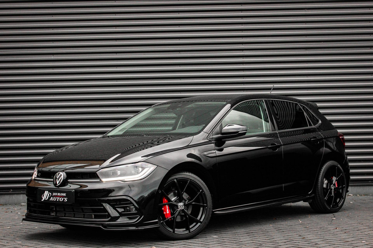Volkswagen Polo 1.0 TSI 110PK DSG R-LINE / FULL BLACK / VERLAGINGSVEREN / APPLE CARPLAY / LED KOPLAMPEN / DIGITAL DASCH / MAXTON