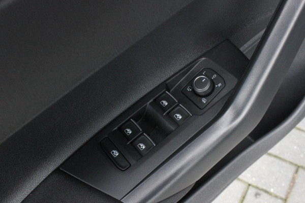 Volkswagen Polo 1.0 TSI 110PK DSG R-LINE / FULL BLACK / VERLAGINGSVEREN / APPLE CARPLAY / LED KOPLAMPEN / DIGITAL DASCH / MAXTON