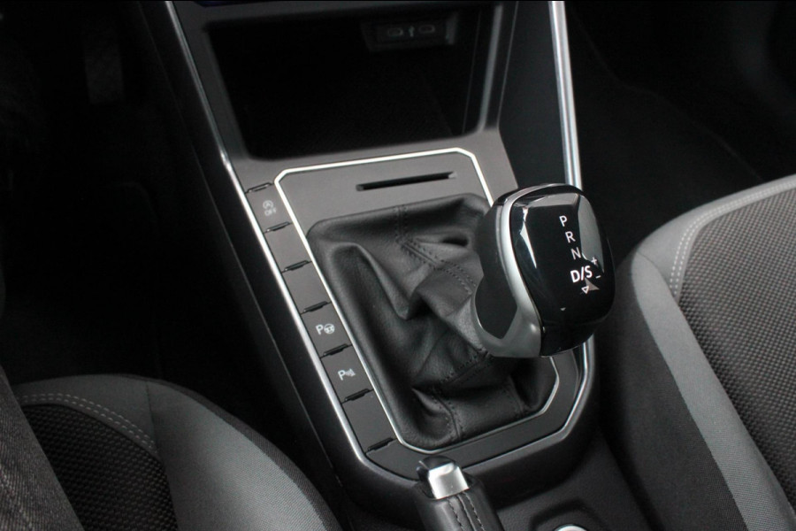 Volkswagen Polo 1.0 TSI 110PK DSG R-LINE / FULL BLACK / VERLAGINGSVEREN / APPLE CARPLAY / LED KOPLAMPEN / DIGITAL DASCH / MAXTON