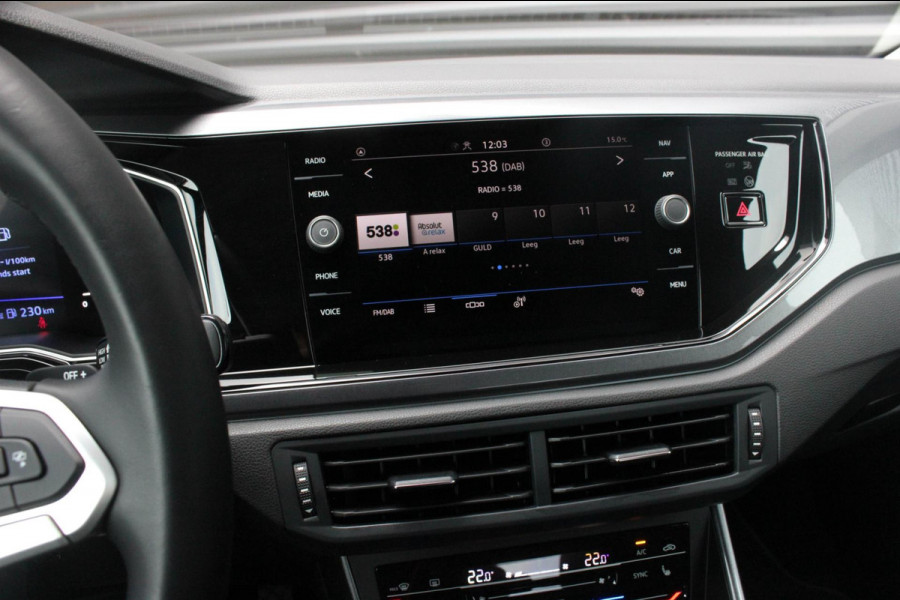 Volkswagen Polo 1.0 TSI 110PK DSG R-LINE / FULL BLACK / VERLAGINGSVEREN / APPLE CARPLAY / LED KOPLAMPEN / DIGITAL DASCH / MAXTON