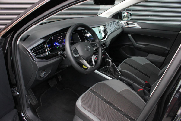 Volkswagen Polo 1.0 TSI 110PK DSG R-LINE / FULL BLACK / VERLAGINGSVEREN / APPLE CARPLAY / LED KOPLAMPEN / DIGITAL DASCH / MAXTON
