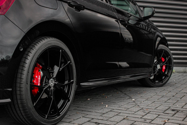 Volkswagen Polo 1.0 TSI 110PK DSG R-LINE / FULL BLACK / VERLAGINGSVEREN / APPLE CARPLAY / LED KOPLAMPEN / DIGITAL DASCH / MAXTON