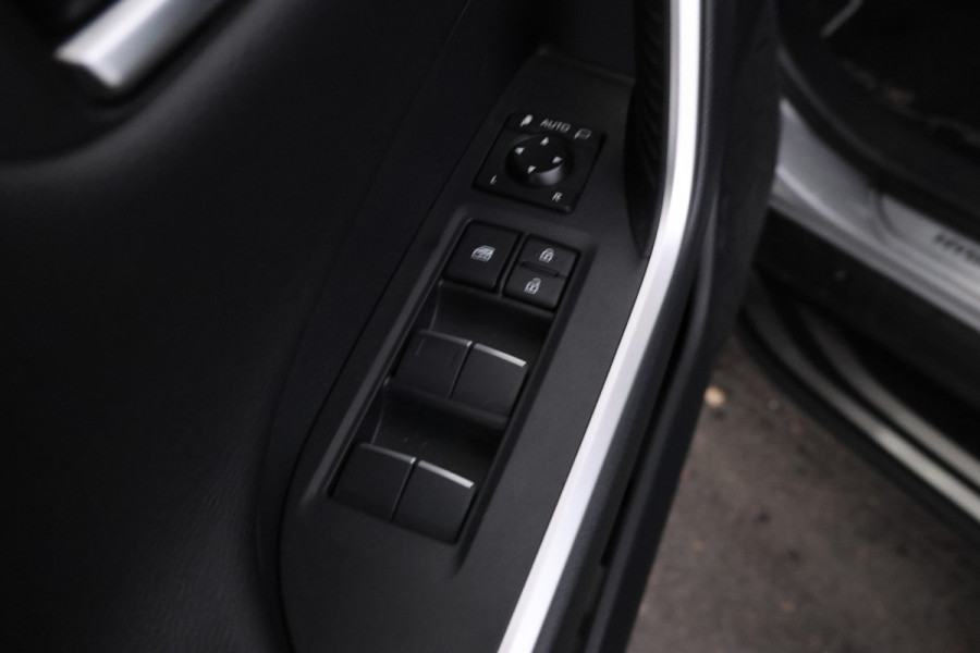 Toyota RAV4 2.5 Hybrid AWD Bi-Tone bomvol en awd!