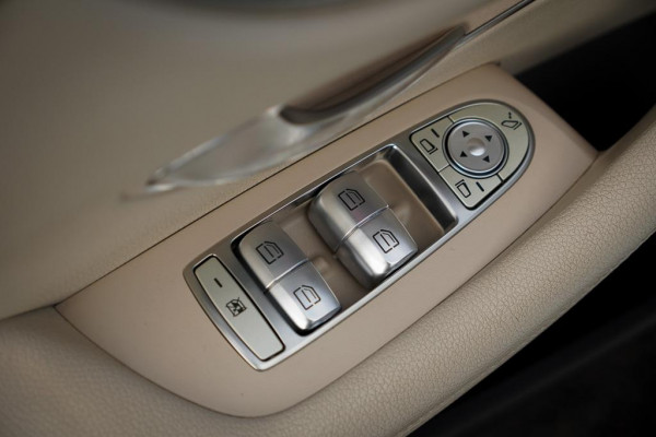 Mercedes-Benz E-Klasse Cabrio 300 AMG Line / 53 AMG Uitgevoerd / Carbon / Stoelverwarming