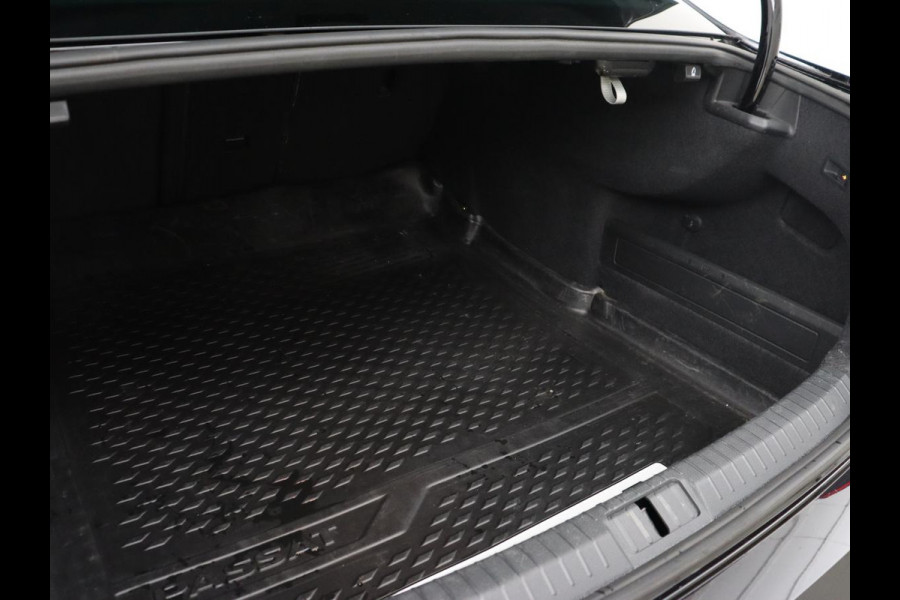 Volkswagen Passat 2.0 TSI R Line | 190pk | Trekhaak | Leder/Alcantara | Stoelverwarming | Camera | Matrix LED | Adaptive cruise | Virtual Cockpit | Carplay | Navigatie