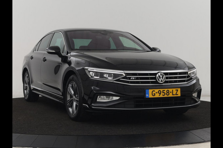 Volkswagen Passat 2.0 TSI R Line | 190pk | Trekhaak | Leder/Alcantara | Stoelverwarming | Camera | Matrix LED | Adaptive cruise | Virtual Cockpit | Carplay | Navigatie