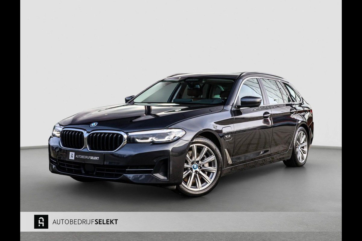 BMW 5 Serie Touring 530e | Trekhaak | ACC | Stuurwiel verwarmd | Dealer onderhouden | 1e eig. | Camera | Sfeerverlichting