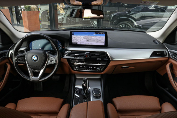 BMW 5 Serie Touring 530e | Trekhaak | ACC | Stuurwiel verwarmd | Dealer onderhouden | 1e eig. | Camera | Sfeerverlichting