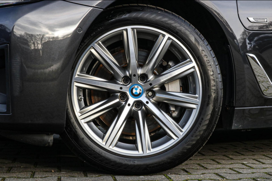 BMW 5 Serie Touring 530e | Trekhaak | ACC | Stuurwiel verwarmd | Dealer onderhouden | 1e eig. | Camera | Sfeerverlichting