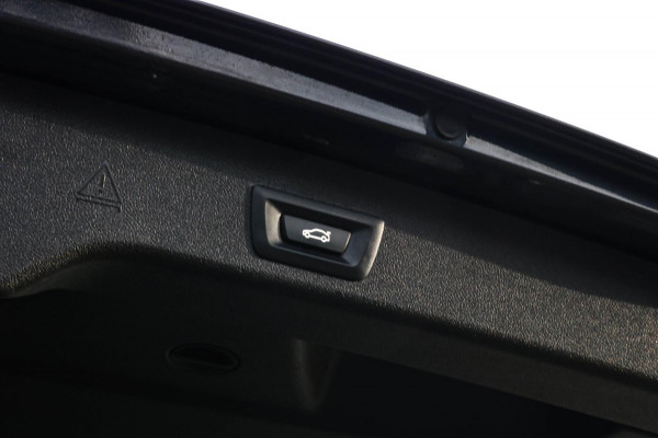 BMW 5 Serie Touring 530e | Trekhaak | ACC | Stuurwiel verwarmd | Dealer onderhouden | 1e eig. | Camera | Sfeerverlichting