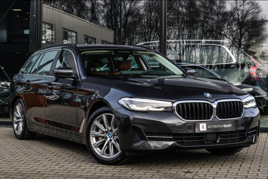 BMW 5 Serie Touring 530e | Trekhaak | ACC | Stuurwiel verwarmd | Dealer onderhouden | 1e eig. | Camera | Sfeerverlichting