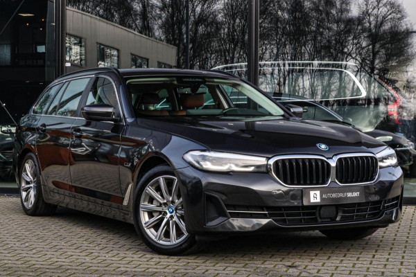 BMW 5 Serie Touring 530e | Trekhaak | ACC | Stuurwiel verwarmd | Dealer onderhouden | 1e eig. | Camera | Sfeerverlichting