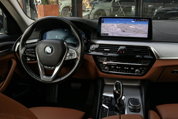BMW 5 Serie Touring 530e | Trekhaak | ACC | Stuurwiel verwarmd | Dealer onderhouden | 1e eig. | Camera | Sfeerverlichting