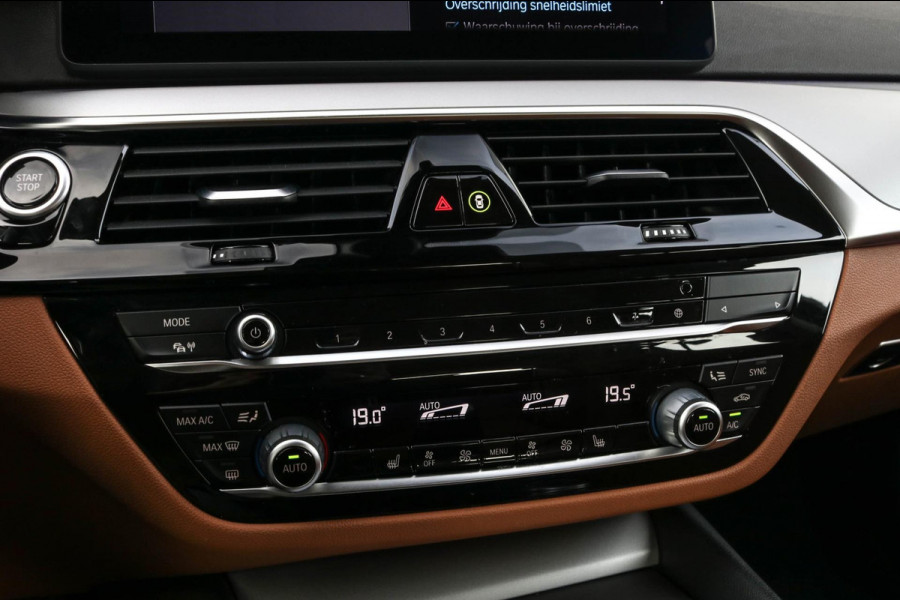 BMW 5 Serie Touring 530e | Trekhaak | ACC | Stuurwiel verwarmd | Dealer onderhouden | 1e eig. | Camera | Sfeerverlichting