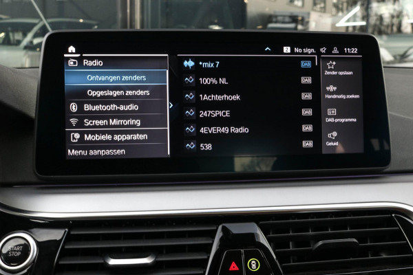 BMW 5 Serie Touring 530e | Trekhaak | ACC | Stuurwiel verwarmd | Dealer onderhouden | 1e eig. | Camera | Sfeerverlichting