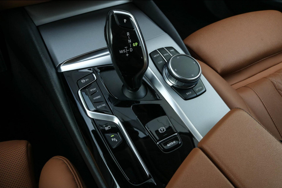 BMW 5 Serie Touring 530e | Trekhaak | ACC | Stuurwiel verwarmd | Dealer onderhouden | 1e eig. | Camera | Sfeerverlichting