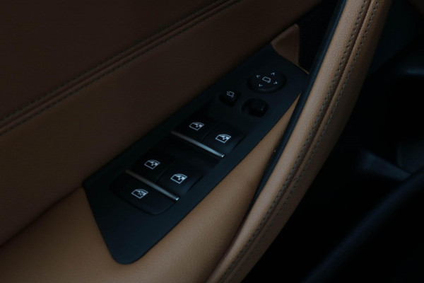 BMW 5 Serie Touring 530e | Trekhaak | ACC | Stuurwiel verwarmd | Dealer onderhouden | 1e eig. | Camera | Sfeerverlichting