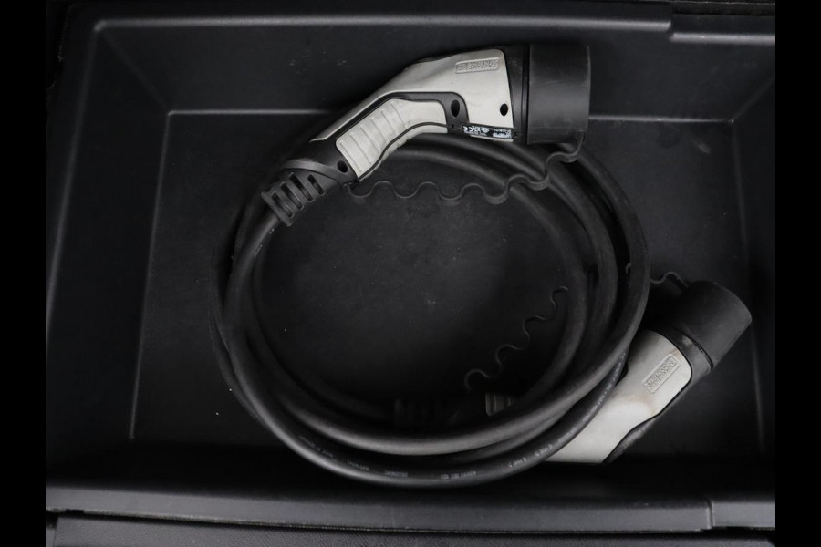 Peugeot 3008 1.6 HYbrid 225 GT | Panoramadak | Trekhaak | Adaptive cruise | 360 Camera | Stoelverwarming | Carplay | Focal HiFi | Navigatie | 19'' | PHEV | Plug In