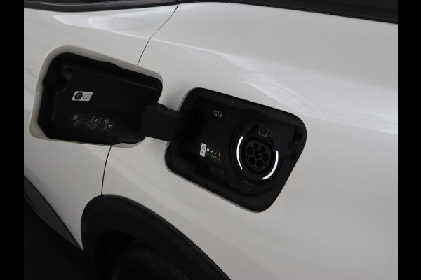 Peugeot 3008 1.6 HYbrid 225 GT | Panoramadak | Trekhaak | Adaptive cruise | 360 Camera | Stoelverwarming | Carplay | Focal HiFi | Navigatie | 19'' | PHEV | Plug In