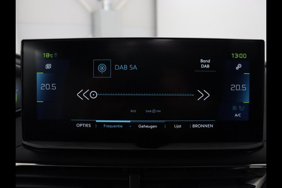 Peugeot 3008 1.6 HYbrid 225 GT | Panoramadak | Trekhaak | Adaptive cruise | 360 Camera | Stoelverwarming | Carplay | Focal HiFi | Navigatie | 19'' | PHEV | Plug In