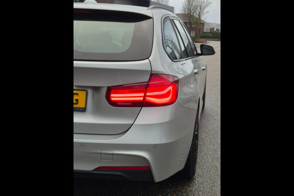 BMW 3 Serie Touring 320i M Sport Edition Apple CarPlay dig.cluster Camera Breedset M velgen NAP Rijklaar 320i M Sport Edition