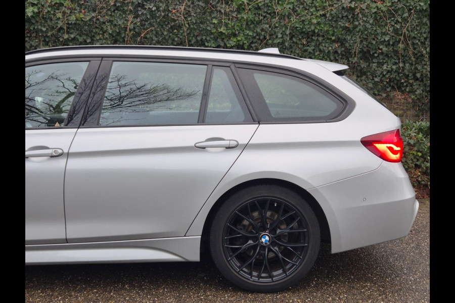 BMW 3 Serie Touring 320i M Sport Edition Apple CarPlay dig.cluster Camera Breedset M velgen NAP Rijklaar 320i M Sport Edition
