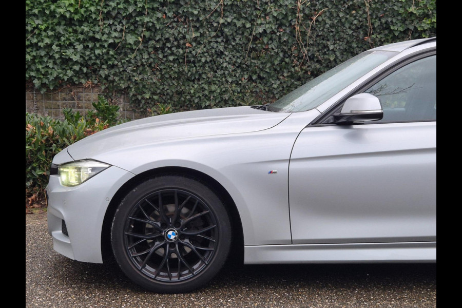 BMW 3 Serie Touring 320i M Sport Edition Apple CarPlay dig.cluster Camera Breedset M velgen NAP Rijklaar 320i M Sport Edition