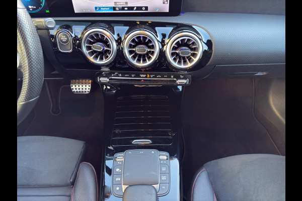 Mercedes-Benz CLA-Klasse Shooting Brake 250 e Business Solution AMG Panoramadak | Sfeer | Camera | Stoelverw | 19"| Geheugen stoelen |