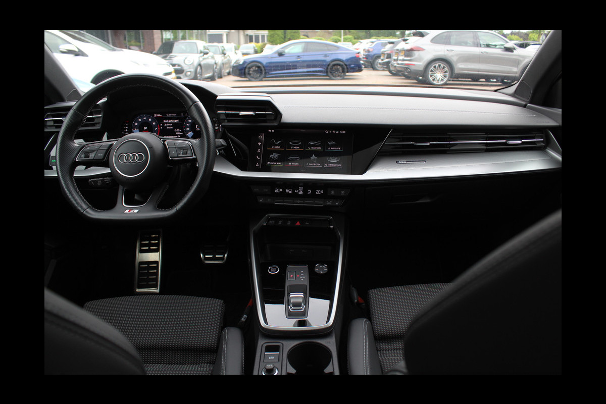 Audi A3 Sportback 45 TFSI e S edition Competition / Trekhaak / Panoramadak / CarPlay / Matrix LED / Keyless / Parkeerhulp V+A / 18'' / Half leder / Navigatie / DAB / Dodehoek / Stoelverwarming / ACC