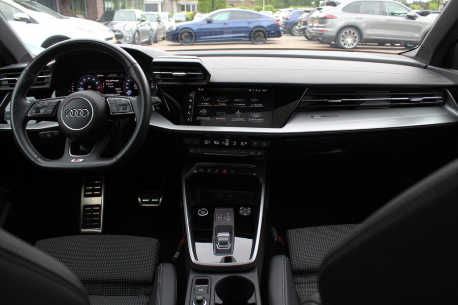 Audi A3 Sportback 45 TFSI e S edition Competition / Trekhaak / Panoramadak / CarPlay / Matrix LED / Keyless / Parkeerhulp V+A / 18'' / Half leder / Navigatie / DAB / Dodehoek / Stoelverwarming / ACC