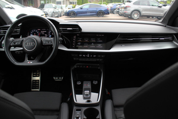 Audi A3 Sportback 45 TFSI e S edition Competition / Trekhaak / Panoramadak / CarPlay / Matrix LED / Keyless / Parkeerhulp V+A / 18'' / Half leder / Navigatie / DAB / Dodehoek / Stoelverwarming / ACC