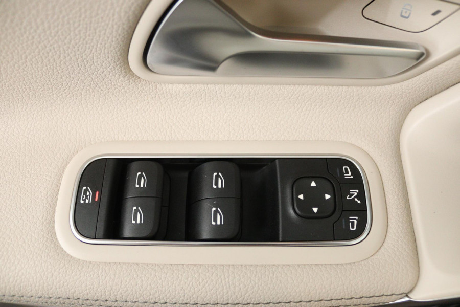 Mercedes-Benz A-Klasse 180 Business Solution Luxury (PANORAMADAK, SFEERVERLICHTING, CAMERA, LEDER, 1e EIGENAAR)